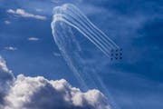 Das PC-7-Team der Schweizer Luftwaffe bei einer Show in Sion. (Bild: EPA/CHRISTIAN MERZ)