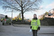 Er koordiniert die Verpflanzung dieser Rotbuche in Schlieren ZH: Andreas Bernauer von der Luzerner BMB Group. (Bild: Roman Hodel)