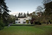 Die in den 1930er-Jahren im Bauhausstil erstellte Villa Senar mit Seeanstoss. (Bild: Pius Amrein / Neue LZ)