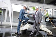 Matthias Michel (links) und Urs Hürlimann beim «besonderen» Spatenstich im Gewerblich- industriellen Bildungszentrum Zug (GIBZ). (Bild Maria Schmid)
