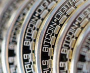 Von der digitalen Bitcoin-Währung gibt es auch «analoge» Versionen. (Bild: Chris Ratcliffe/Getty (Danbury, 10. Dezember 2015))