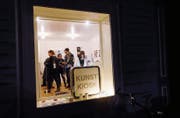 Licht in der Dunkelheit: Der Kunstkiosk lädt auch zum Aufwärmen ein. (Bild: Werner Schelbert (Baar, 1. Dezember 2017))