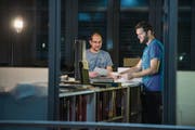 Sie mischen die Briefmarkenszene auf: Philipp Wyss (links) und Tobi Schwarzentruber in ihrem neuen Laden. (Bild: Dominik Wunderli (Sursee, 20. Dezember 2016))