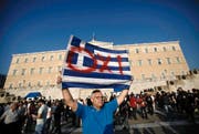 Ein grosses «Oxi», ein griechisches Nein, drohte dieser Demonstrant den EU-Politikern gestern auf dem zentralen Platz in Athen vor dem Parlamentsgebäude an. Umfragen sprechen aber eher für einen Ja-Trend für das Referendum am kommenden Sonntag. (Bild: EPA/Yannis Kolesidis)