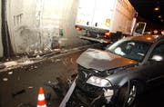 Unfall am 11. Dezember im Mositunnel, bei dem drei Personen verletzt wurden. (Bild Bert Schnüriger/Neue SZ)