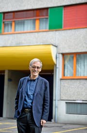 Michael Gnekow am Grimselweg 11 in Luzern. Die Liegenschaft mit 83 Wohnungen hat die Stiftung GSW im letzten Frühjahr erworben. (Bild Eveline Beerkircher)