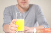 Ein Mann löst eine Vitamin-Tablette in einem Wasserglas auf. (Bild: Archiv LZ)