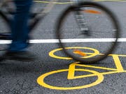 Der Bundesrat will Velowege fördern, indem er Projekte von Kantonen und Gemeinden unterstützt. Seinen Gegenvorschlag zur Velo-Initiative passt der Bundesrat nach der Vernehmlassung an. (Archivbild) (Bild: KEYSTONE/GEORGIOS KEFALAS)