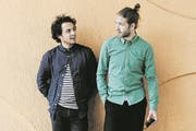 88 Wochen in den Charts: Leduc (alias Luc Oggier, 28, links) und Lo (alias Lorenz Häberli, 30). (Bild: Maximilian Lederer/PD)