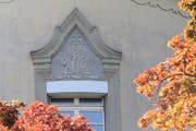 ... und das Emblem, das die Umarmung von Erwin und Eleanor darstellt (Bild: Charly Keiser)