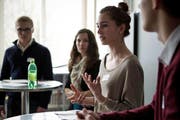 Diskutierten engagiert in der Kanti Alpenquai: Daniel Gieger, Gabriela Stadler, Gina Dellagiacoma und Oskar Arnold (von links). (Bild: Manuela Jans / Neue LZ)