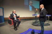 Stadtpräsident Stefan Roth (links) am Montagabend, befragt von Tele-1-Moderator Michael Rauchenstein. Im Hintergrund Beat Züsli, Gegenkandidat von Roth um das Stadtpräsidium. (Bild Dominik Wunderli)