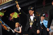 Inthronisation des neuen Zunftmeisters Jürg Looser (mitte) mit seiner Frau Barbara und Weibel Markus Lüchinger (rechts). (Bild Boris Bürgisser/Neue LZ) NLZ Boris Bürgisser Boris Bürgisser(Neue LZ)