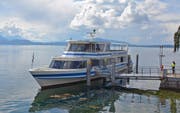 Die «MS Schwyz» nach dem Aufprall gegen die Uferverbauung. Das Schiff konnte die wenigen Meter an die Anlegestelle zurückfahren und die Passagiere aussteigen lassen. (Bild: Andreas Faessler (Zug, 17. September 2017))