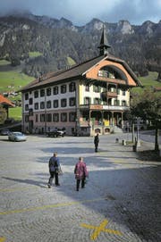 Das Hotel Kurhaus in Flühli ist geschlossen – das traditionelle Mahl am Hirsmändig findet aber trotzdem statt. (Bild: Pius Amrein (26. Oktober 2011))