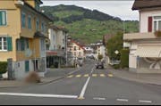 Auf diesem Fussgängerstreifen beim Dorfplatz in Buochs ist der Knabe angefahren worden. (Bild: Google Maps)