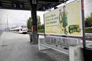 Auf der Bank zwischen den Gleisen 2 und 3 im Bahnhof Rotkreuz hat der Sitzende eine gute Übersicht über an-, ab- und durchfahrende Züge. (Bild Werner Schelbert)