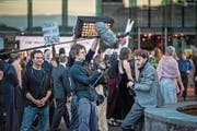 Der Hauptdarsteller des Abends: Kameramann Filip Zumbrunn hatte alle Hände voll zu tun. Rechts: Schauspieler Andri Schenardi. (Bilder: Pius Amrein (Luzern, 11. Juli 2017))