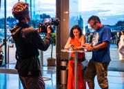 Kameramann Filip Zumbrunn mit den Schauspielern Delia Mayer und Stefan Gubser im FCL-Shirt. (Bild: SRF/Daniel Winkler)