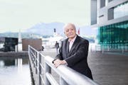 Richard Scherrer (76) bei «seinem» Platz, dem Europaplatz vor dem KKL in der Stadt Luzern. (Bild Manuela Jans-Koch)