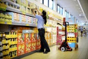 Eine Aldi-Mitarbeiterin räumt ein Regal ein. (Bild: Pius Amrein (Honau, 29. Juni 2010))