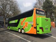 Der erste Flixbus hält auf dem Inseli in Luzern. (Bild: Stefanie Nopper (Luzern, 6. April 2017))
