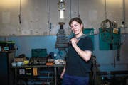 Ausbrüche aus traditionellen Rollenbildern bleiben im heutigen Osteuropa eher die Ausnahme: Automechanikerin aus dem ungarischen Veszprém. (Bild: Bea Kallos/EPA (25. Februar 2016))