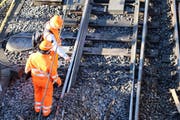 Zwei Experten schauen sich das beschädigte Trassee im Bahnhof Luzern an. (Bild: René Meier (Luzern, 23. März 2017))