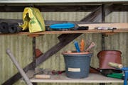 Für die Arbeit im Schrebergarten wird Werkzeug benötigt. (Bild: Dominik Wunderli / Neue LZ)