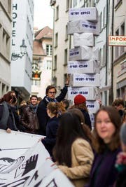 Der Förderverein Fachklasse Grafik überreicht seine Petition mit 20'452 Unterschriften. (Bild: PD)