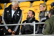 FCL-Trainer Markus Babbel (Mitte) verfolgt in Vaduz ein FCL-Spiel mit seiner Partnerin Tina und Ex-Präsident Ruedi Stäger. Die Aufnahme stammt vom September 2015, als Babbel wegen Schiedsrichterbeleidigung für ein Spiel gesperrt war. (Bild: Gian Ehrenzeller/Keystone)