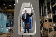 Adrian Achermann, CEO der Beutler Nova, in der Produktionshalle der Firma in Gettnau. (Bild: Eveline Beerkircher)