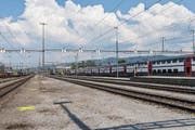 Auf dieser Brache zwischen den Gleisen 5 und 6 im Bahnhof Rotkreuz soll dereinst ein Zustieg zu haltenden Zügen möglich sein. (Bild Christian Herbert Hildebrand)