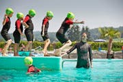 Die Kinder streben das Schwimm-Abzeichen «Krebs» an: Kursleiterin Nalin Pettersson von der Nebikoner Schwimmschule Aqua-Vision beim gestrigen Unterricht im Freibad Zofingen. (Bild Pius Amrein)