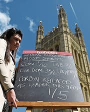 Umfragen sagen May einen deutlichen Vorsprung voraus. (Bild: Andy Rain/EPA (London, 18. April 2017))