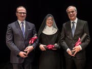 Die neuen Ehrendoktoren: (von links) Lars P. Feld, Michaela Puzicha und Lorenz Erni. (Bild: PD)