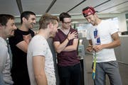 Einmal im Leben eine olympische Goldmedaille sehen: Simon Schürch machts möglich. (Bild: Neue LZ / Pius Amrein)