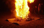 Lichterloh brennende Christbäume (wie hier bei der ““Verbrennetä“” 2008) gehören in Buochs der Vergangenheit an. (Bild pd)