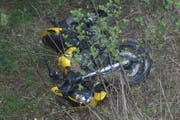 Dieses Motorrad stürzte eine sieben Meter hohe Stützmauer hinab. (Bild: Kantonspolizei Uri)