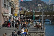 Sonne bestimmte den Februar: Der Rathausqai in Luzern am 12. Februar. (Bild: Pius Amrein / Neue LZ)