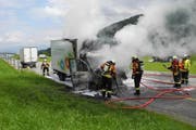 Der ausgebrannte Lieferwagen nach der Intervention der Feuerwehr. (Bild: Kantonspolizei Schwyz)