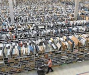 Das Amazon-Logistikzentrum in Pforzheim (Baden-Württemberg). (Bild: Uli Deck/Keystone (29. November 2017))