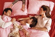 Hier darf jeder mit auf die Matratze, auch der Hund. Andere Eltern wollen ihr Bett ganz für sich haben. (Bild: Stephanie Rausser/Getty)