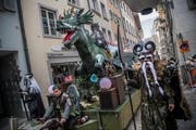 Infinitus ziehen mit «Pilatusdrachen» durch die Gassen. (Bild: Boris Bürgisser (Luzern, 23. Februar 2017))