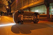 Der Verunfallte liess das Auto auf der Industriestrasse liegen. (Bild: Zuger Polizei)