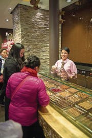Van Krummenacher-Tran arbeitet in der «Chocolat World» von Bachmann, stammt ursprünglich aus Vietnam und spricht Mandarin. (Bild: Dominik Wunderli (Luzern, 24. Februar 2017))