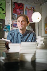 Viel zu lesen: Matthias Burki in seinem Büro – «eingerahmt» von Bild und Buch. (Bild: Corinne Glanzmann (Luzern, 20. April 2017))