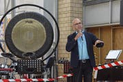 Hans Peter Gmünder, Direktor des Schweizer Paraplegiker-Zentrums, dankt an der Aufrichtefeier den Bauleuten. (Bild: PD)