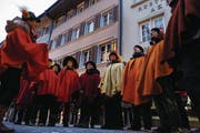 Die Gruppe «Füür und Flamme» gibt eine stimmungsvolle Gesangseinlage zum Besten. (Bild: Werner Schelbert (Zug, 18. Februar 2018))