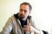 Eine Faxe für die Fotografin muss bei Michel Gammenthaler sein: Er zaubert und bringt dabei die Zuschauer zum Lachen bringen. «Es ist unglaublich, wie viel Täuschung nur über das Verbale stattfindet.» (Bild Nadia Schärli)